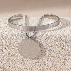 เครื่องประดับสัญลักษณ์นูน Ayatul <span class=keywords><strong>kursi</strong></span> และ <span class=keywords><strong>4</strong></span> <span class=keywords><strong>Qul</strong></span> ข้อบนสร้อยคอจี้เหรียญเครื่องประดับมุสลิมสําหรับเป็นของขวัญ - Product Image 2