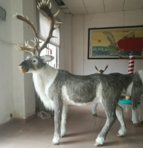 Estatua de Reno Navideño de Fibra de Vidrio con Peluche Flocado, Tamaño Personalizado de Fábrica, Realista, con Arnés de Pelo Gris Marrón, Poses de Pie y Acostado - Product Image 1