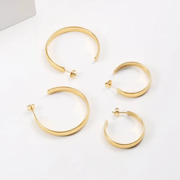 Orecchini alla moda di nuovo arrivo orecchini a cerchio a forma di C con superficie liscia placcata oro 18 carati gioielli in acciaio inossidabile