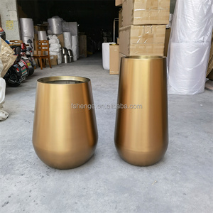 Pot et <span class=keywords><strong>vase</strong></span> à fleurs en acier inoxydable doré de luxe moderne <span class=keywords><strong>pour</strong></span> fleurs artificielles, grand modèle <span class=keywords><strong>pour</strong></span> usage <span class=keywords><strong>extérieur</strong></span> sur le sol, décoration intérieure et hôtelière - Product Image 4