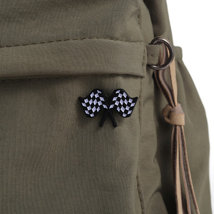 Spilla con bandiera da corsa in bianco e nero con spilla in smalto a scacchiera personalizzata divertente in metallo - Product Image 3