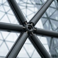 Structure en treillis d'acier pour hall d'exposition de supermarché sans colonnes, portée 30-150m, soudée et boulonnée, préfabriquée, résistante aux tremblements de terre et au vent