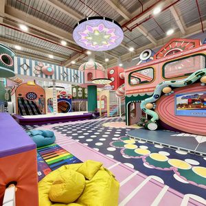 Structure de jeu intérieure personnalisée avec piscine à balles interactive, toboggans LED, structures d'<span class=keywords><strong>escalade</strong></span>, matériaux PVC/vinyle, thème personnalisé, équipement de jeu souple - Product Image 4