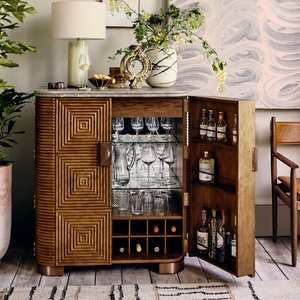 Mueble Bar Curvo de Roble Estilo Art Deco Personalizado con Encimera de Mármol Gris y Tallado Geométrico para Almacenamiento de Vino y Bebidas, Ideal para Villas, Hoteles y Salas de Estar - Product Image 1