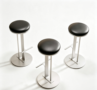 Tabouret de bar commercial moderne et léger en cuir avec assise en bois, base en métal à poteau unique et repose-pieds, hauteur comptoir pour cuisine