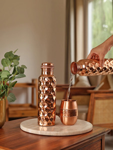 Ensemble bouteille d'eau et verre en cuivre martelé fait main - Vaisselle artisanale en cuivre pur pour un style de vie sain et idéale pour offrir - Product Image 4