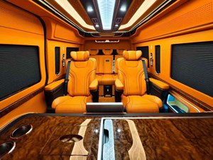 Condizioni di aggiornamento per Toyota Hiace: Sedili aeronautici, pavimento antiscivolo, tende elettriche, luce a cupola multicolore - Product Image 2
