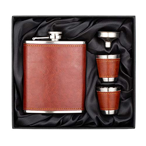 Set de Petaca de Acero Inoxidable de 6oz con Embudo, Vasos de Chupito y Funda de Cuero, Portátil, para Whisky y Alcohol, Set de Regalo - Product Image 1