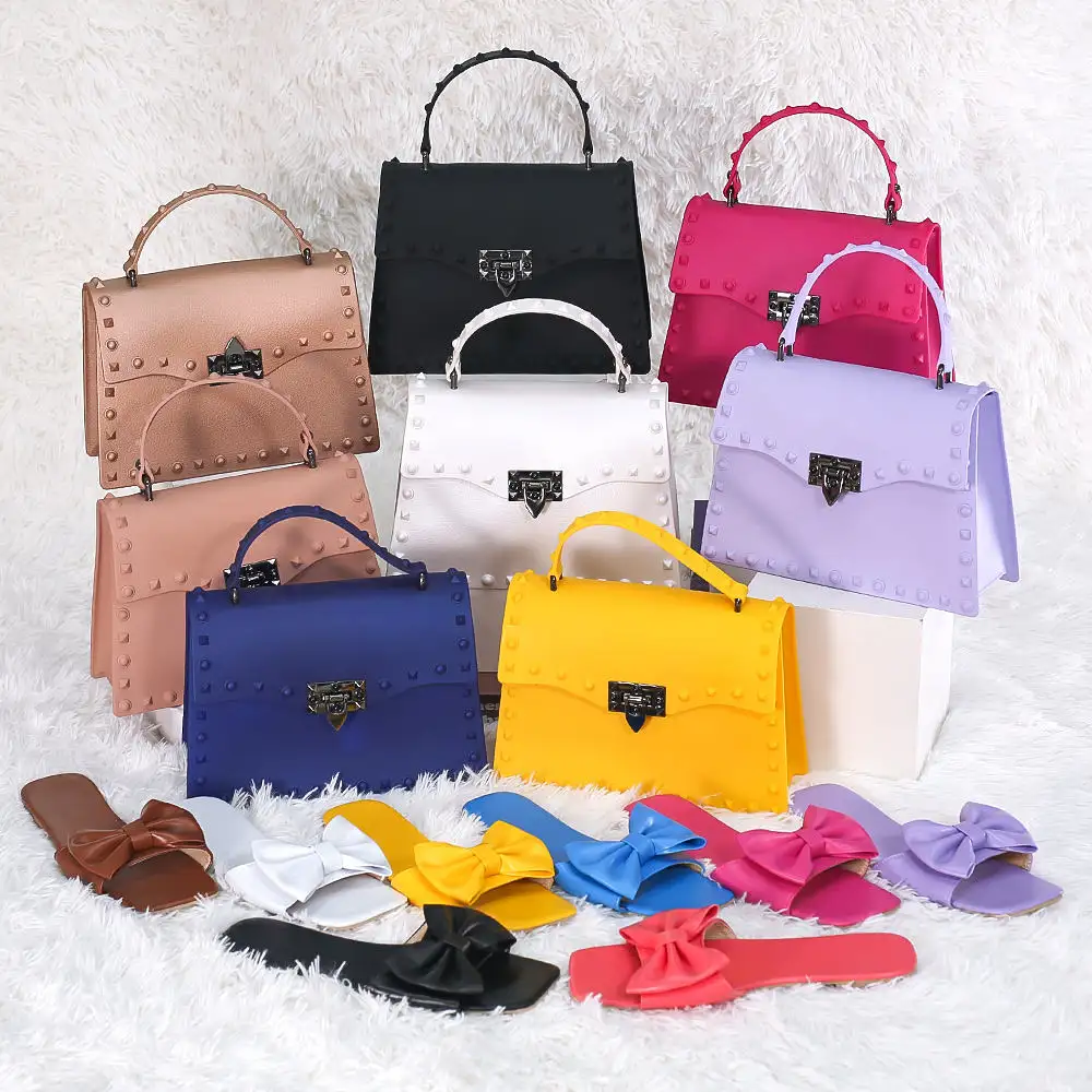 KALALANTA 2023 새로운 개인화 된 패션 PVC 젤리 가방 리벳 휴대용 메신저 가방 여성 핸드백 지갑과 활 플랫 샌들 세트