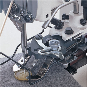 Machine à <span class=keywords><strong>coudre</strong></span> industrielle Brother 917 d'occasion pour la pose de boutons, 220V 550W 650 points/min, épaisseur 11mm, 10001-20000 heures de <span class=keywords><strong>pression</strong></span> - Product Image 5