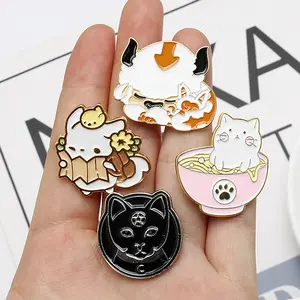 Broche de gato de dibujos animados japoneses, Pin de solapa de Metal personalizado de aceite de lavabo de gato creativo