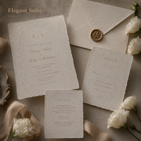 Invitation de mariage personnalisée en ivoire avec motifs floraux en relief, bordure vintage baroque imprimée avec monogramme en feuille d'or