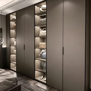 Système d'armoires Shaker blancs avec panneaux encastrés, poignées horizontales en laiton, section ouverte pour suspension, unités de tiroirs et armoire à portes vitrées - Product Image 2