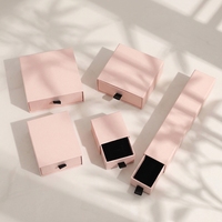 Coffret cadeau coulissant rectangulaire rose poudré avec intérieur en velours noir et ruban de tirage, pour bijoux, vente en gros, fabricant