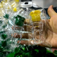 Draagbare handmatige citroenpers van plastic met spiraaldeksel voor het maken van vers sap