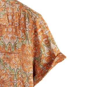 เสื้อเชิ้ตฮาวายพิมพ์ลายดอกไม้สำหรับผู้ชาย ODM แบบสั่งทำพิเศษ มีกระเป๋าหน้า ระบายอากาศได้ดี คอตั้ง แขนสั้น ติดกระดุม เหมาะสำหรับใส่ไปชายหาด สไตล์ทรอปิคอล - Product Image 3