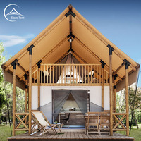 Tente de luxe en toile pour le glamping en plein air, style loft safari, avec salle de bain