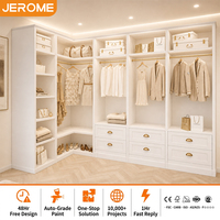 Dressing en L moderne et personnalisé en bois shaker avec étagères de rangement ouvertes et tiroirs à poignée dorée