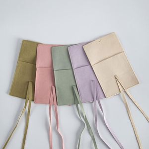 Pochette d'emballage en microfibre suédée avec logo personnalisé et rabat en ruban pour les petites entreprises et les cadeaux de mariage - Product Image 4