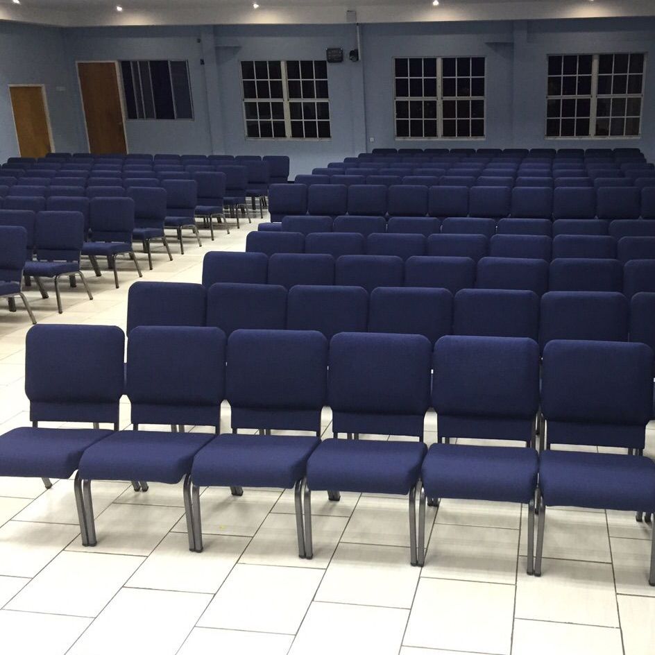 Chaise d'église en métal rembourrée empilable bon marché de vente d'usine pour les chaises d'église rembourrées de verrouillage de meubles d'auditorium de théâtre utilisées