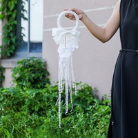 Bouquet de mariage vintage européen élégant avec lys calla, lotus et perles pour une belle mariée, fleur à tenir en main pour la cérémonie de mariage