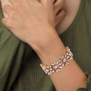 กำไลข้อมือเพชรลายดอกไม้คลาสสิก ทองคำ ประดับด้วยดีไซน์ใบไม้ สำหรับผู้หญิง เครื่องประดับชั้นดี - Product Image 6