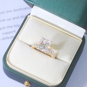 Anillo Clásico Personalizado de Oro Amarillo de 14k con Corte Esmeralda, Diamante Moissanita VVS de <span class=keywords><strong>8ct</strong></span>, Anillo Completo con Incrustaciones de Diamantes para Regalo de Joyería - Product Image 5