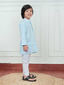 Ensemble Kurta Pyjama en Coton Bleu Clair pour Garçons, Tenue Traditionnelle Ethnique pour Enfants, Idéal pour Fêtes et Mariages, Vêtement d'Été Confortable - Product Image 3