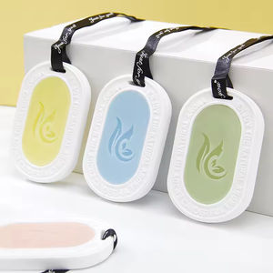 Ambientadores Colgantes Ovalados Coloridos para Decoración del Hogar, con Aromas Frescos y sin Llama - Product Image 1