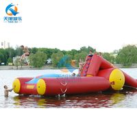 Trampoline flottant personnalisable pour adultes et enfants avec toboggan triangulaire pour équipement de jeu aquatique Sea Park