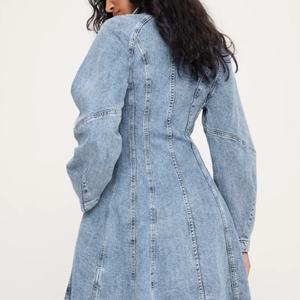 Vestido vaquero retro francés OEM personalizado para mujer, vestido vaquero con botones, lavado ácido, corte recto, estilo casual acampanado - Product Image 2