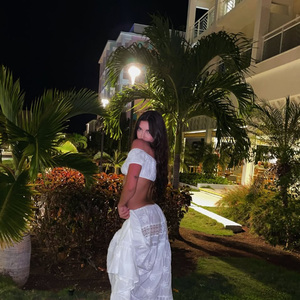 Ensemble deux pièces pour femmes, haut court blanc à épaules dénudées et jupe longue en dentelle, <span class=keywords><strong>tenue</strong></span> décontractée bohème pour les vacances d'été, fête sur la plage - Product Image 1