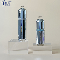 Bouteille sans air à double paroi en forme de capsule de couleur argent à bouchon rond argenté de luxe de 30ml avec pompe