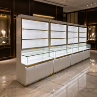 Comptoir d'exposition de bijoux LED blanc brillant OEM avec dos en verre pour la conception de magasins de bijoux sur mesure