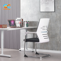 Chaise de réunion cantilever moderne avec dossier blanc ventilé, structure chromée et assise en tissu noir – Fournisseur de mobilier
