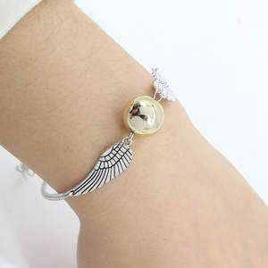 Pulsera de <span class=keywords><strong>Snitch</strong></span> Dorada de Bronce Antiguo de las Reliquias de la Muerte, Joyería de Películas de Moda al por Mayor, Pulseras de <span class=keywords><strong>Snitch</strong></span> Dorada para Cosplay - Product Image 4