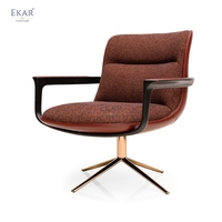 Fauteuil de détente contemporain marron rembourré avec accoudoirs ouverts noirs pour hôtel, salon et villa
