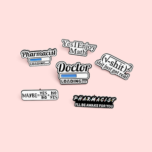 Pin de Esmalte Personalizado de Matemáticas y Ciencias, Química, Farmacéutico, Ecuación, Metal Plateado para Bolsas y Ropa - Product Image 3