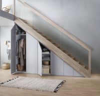Armoire sous-escalier sur mesure avec tringle de suspension et étagères ouvertes – Solution de rangement moderne pour l'entrée de la maison