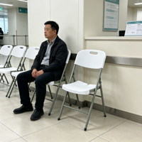Chaise pliante en plastique blanche, design moderne et simple, empilable, avec trou de transport pour dossier, idéale pour églises et conférences