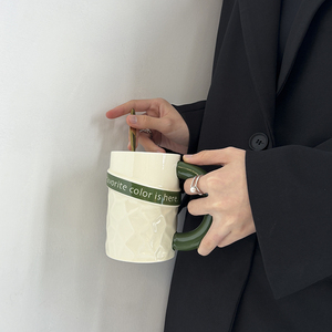Tasses à café réutilisables BloomSip Nordic Backpack Style en porcelaine de qualité alimentaire 400 ml avec poignée verte bombée, coffret cadeau, vente en gros, personnalisables - Product Image 5