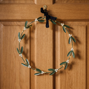 Corona redonda rústica hecha a mano con hojas verdes y bayas blancas, flores decorativas, adorno navideño para colgar en la pared, pieza única - Product Image 4