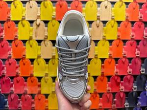 La dernière tendance est un style de chaussure de sport pour homme luxueux qui combine la mode et le style branché et comprend un design de skateboard pour l'extérieur. - Product Image 4