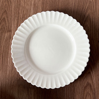 Vente en gros d'assiettes de mariage élégantes en porcelaine blanche embossée, ensemble d'assiettes à dîner pour la décoration
