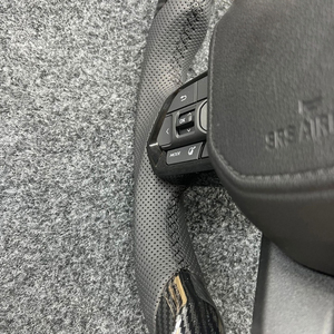 Volant en fibre de carbone pour Toyota LC300 Alphard Série 80 Hilux Land Cruiser Crown – Amélioration et personnalisation automobile - Product Image 3
