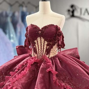 1579 Superbe robe de Quinceañera rouge à épaules dénudées avec volants et fleurs appliquées, et jupe de bal détachable - Product Image 5