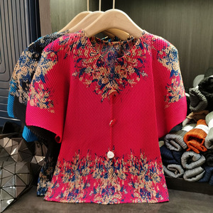 Miyake เสื้อยืดผู้หญิงทรงหลวมมีกระดุมสามเม็ดสำหรับฤดูใบไม้ผลิฤดูร้อนผ้าถัก