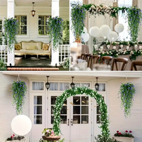 Plantes murales artificielles en eucalyptus résistantes aux UV avec des fleurs de rose et des feuilles vertes pour la décoration de mariage en plein air et de jardin