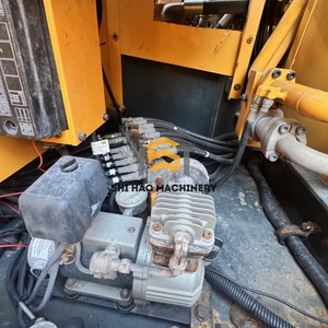 Excavadora de cadenas Hyundai 305LC-9S usada de 30.5 toneladas, ideal para trabajos pesados de construcción y demolición, a bajo precio. - Product Image 4