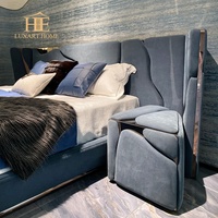 Meubles de chambre à coucher de luxe léger au design européen moderne, lit queen ou king size en bois massif avec revêtement en cuir et mousse souple